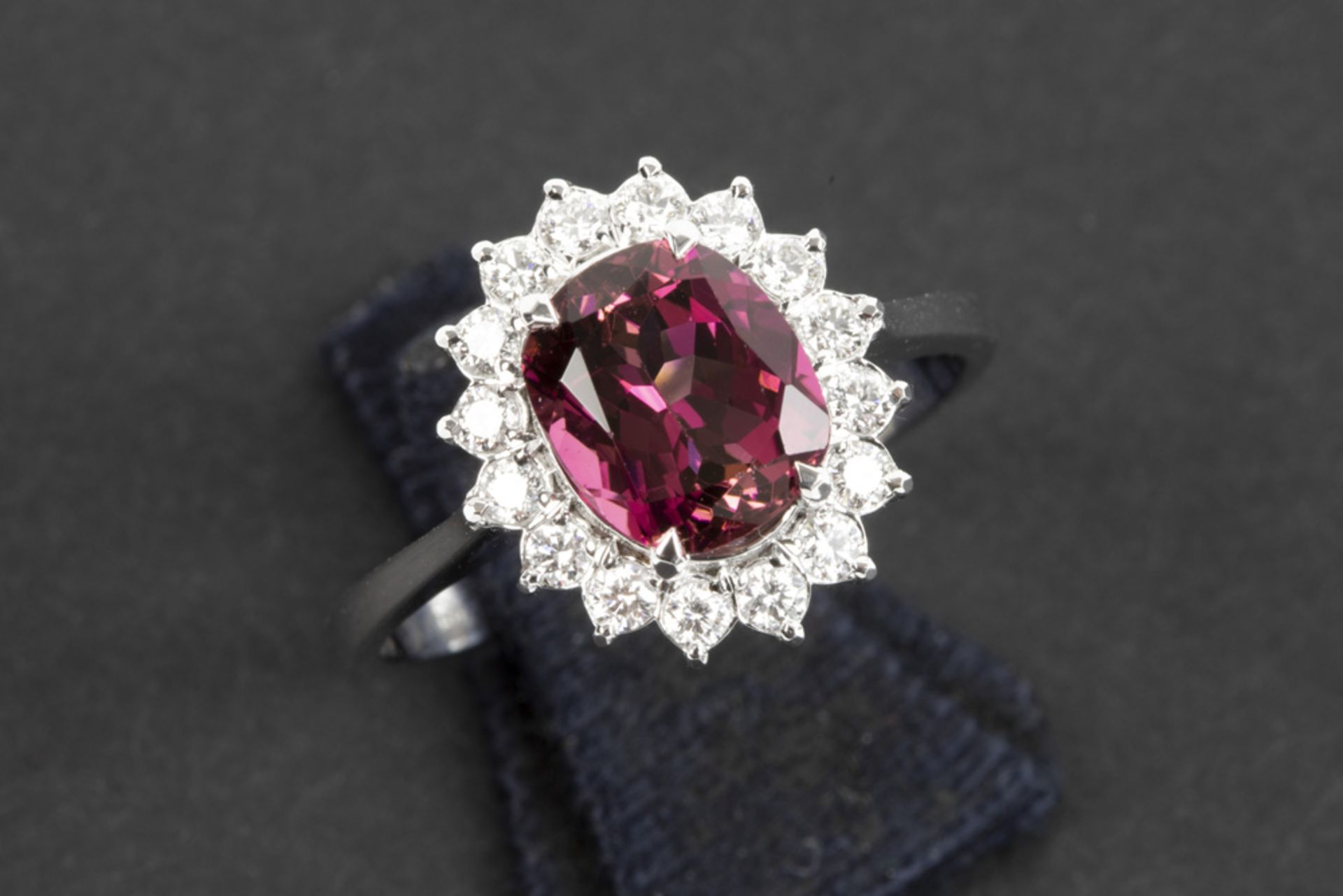 ring in white gold (18 carat) with a 1,86 carat tourmaline with nice natural pink color surrounded