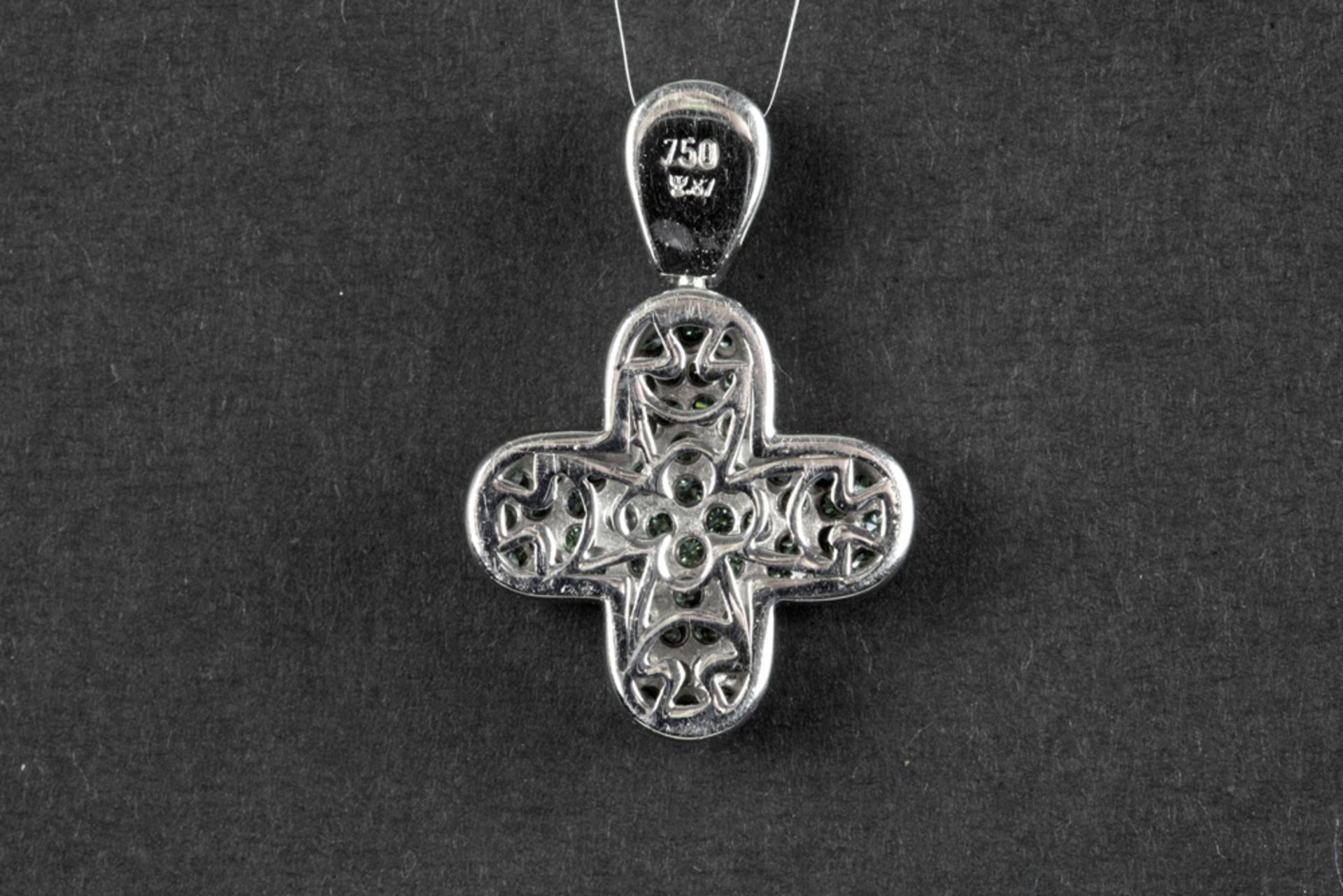 cross-shaped pendant in white gold (18 carat) with ca 0,60 carat of white and fancy blue quality - Image 2 of 2
