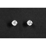 pair of earrings in white gold (18 carat) each with one stone - in total : 1,26 carat of quality old