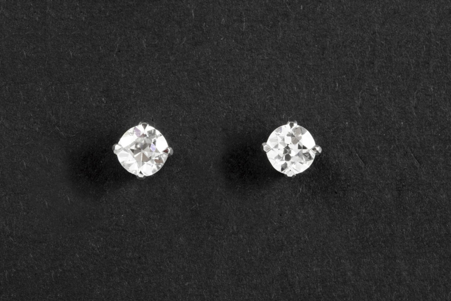 pair of earrings in white gold (18 carat) each with one stone - in total : 1,26 carat of quality old