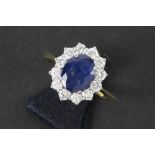 ring in yellow and white gold (18 carat) with a ca 1,80 carat Siamese sapphire and ca 0,90 carat
