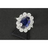ring in white gold (18 carat) with central ca 3,50 carat Ceylan sapphire surrounde by ca 1,50