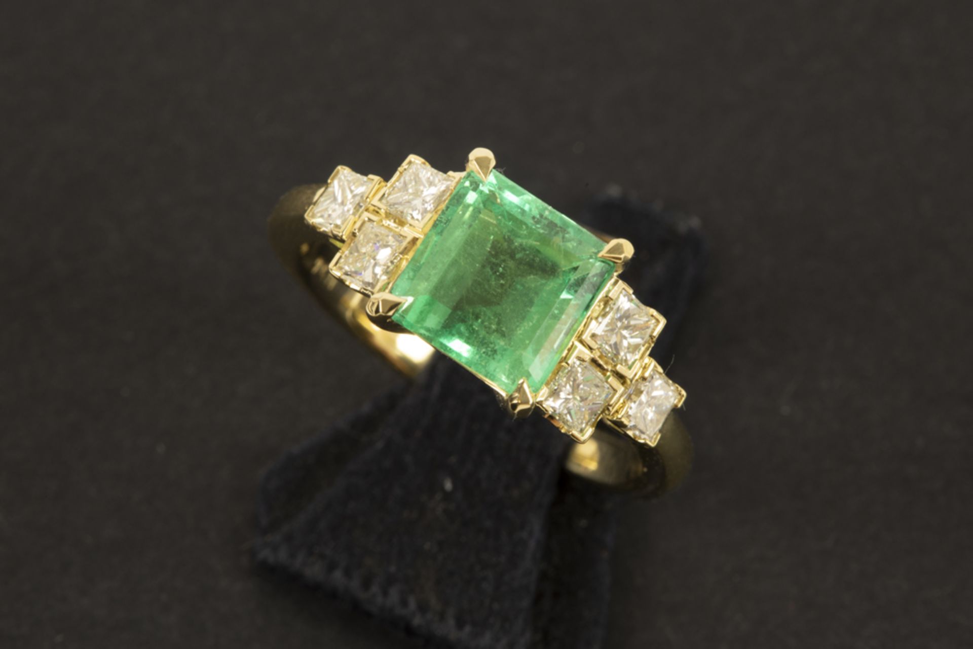 classy ring in yellow gold (18 carat) with a 2,01 carat Colombian emerald and 0,65 carat of very