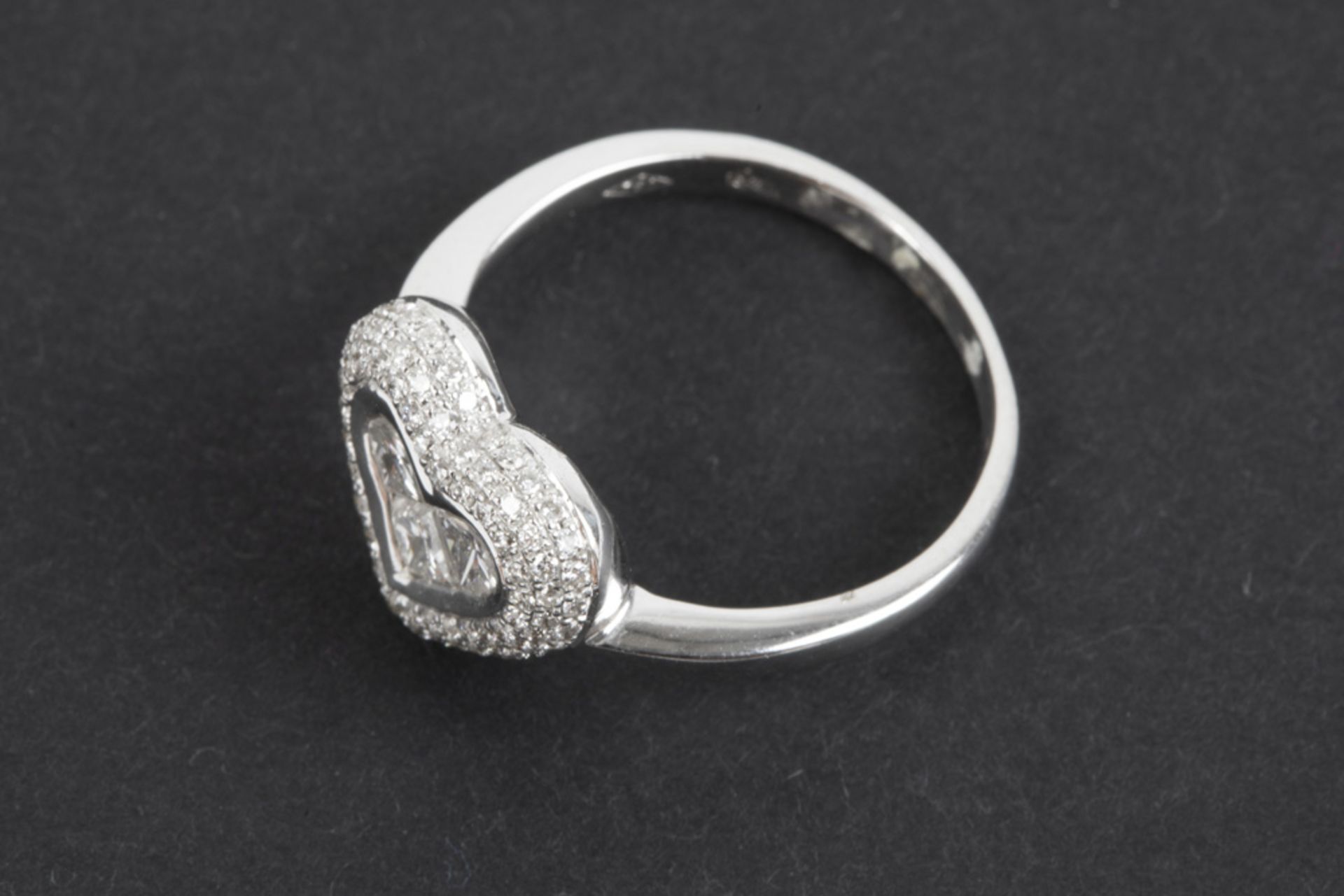 modern (engagement) ring in white gold (18 carat) with a heartshape and with ca 1 carat of high - Image 2 of 2
