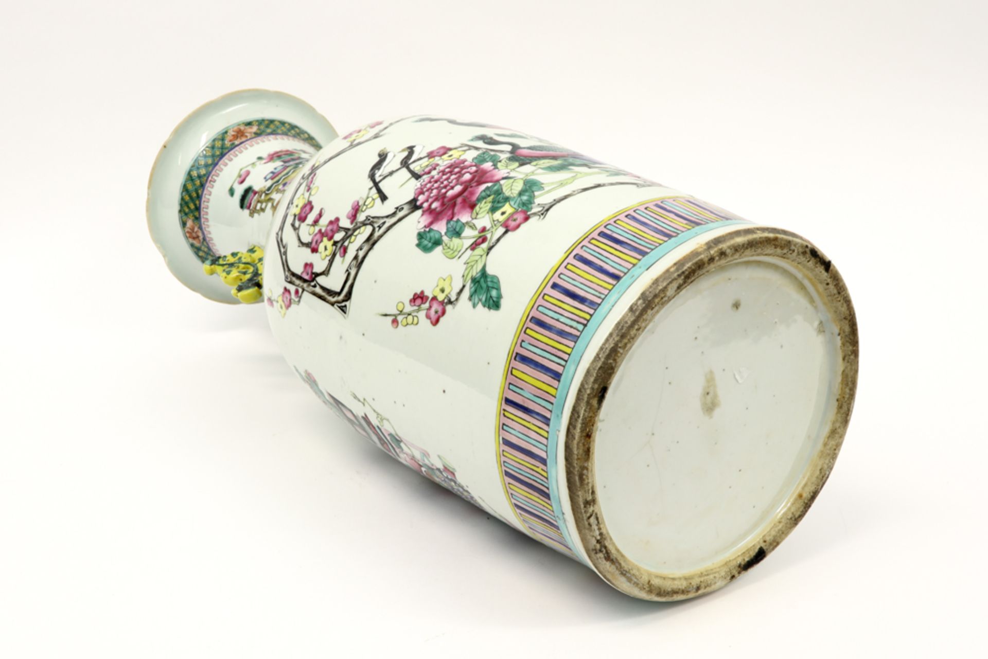 antique Chinese vase in porcelain with a 'Famille Rose' decor with stilllife || Antieke Chinese vaas - Image 4 of 4