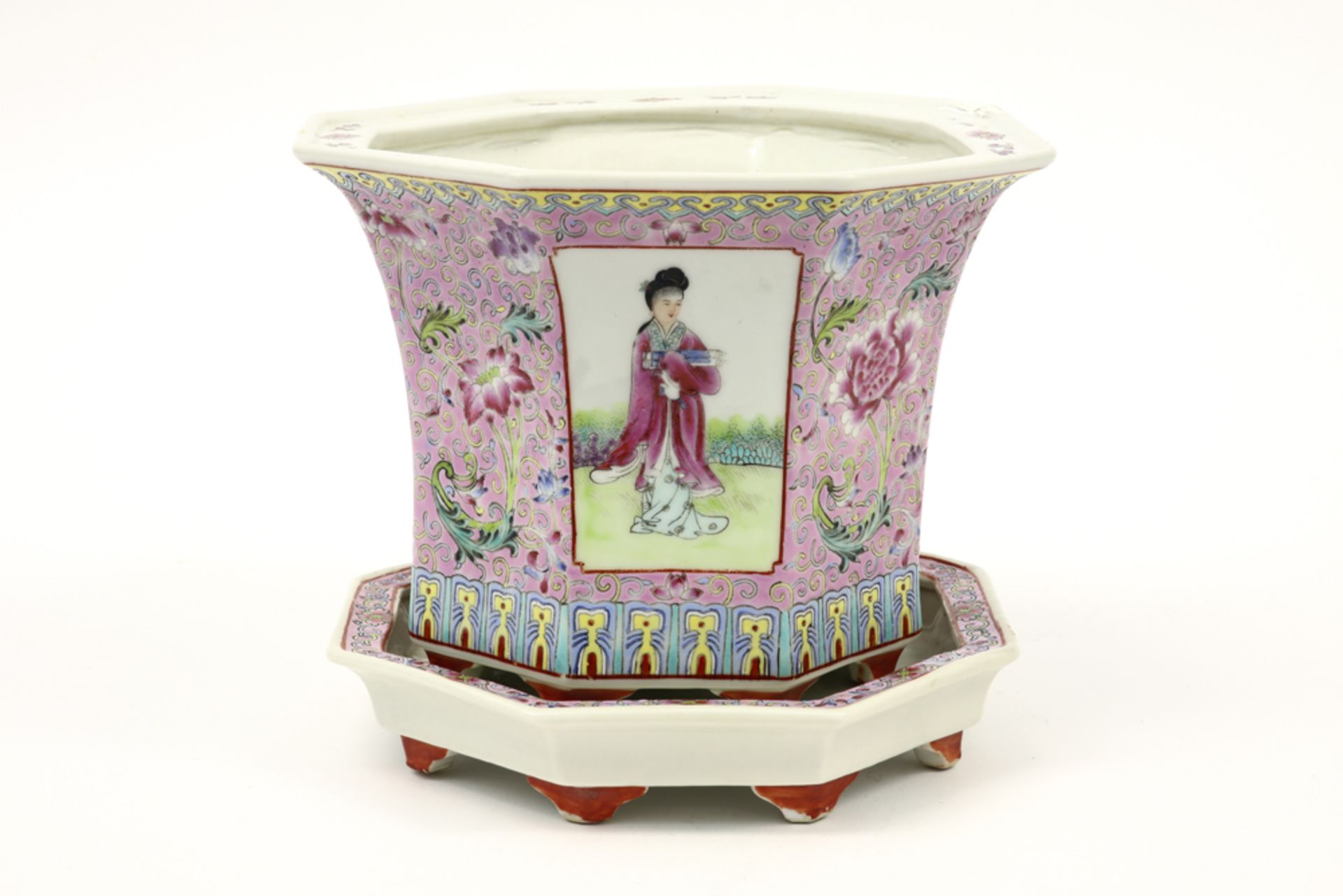 octogonal Chinese jardinier with its dish in marked porcelain with 'Famille Rose' decor with court - Image 3 of 7