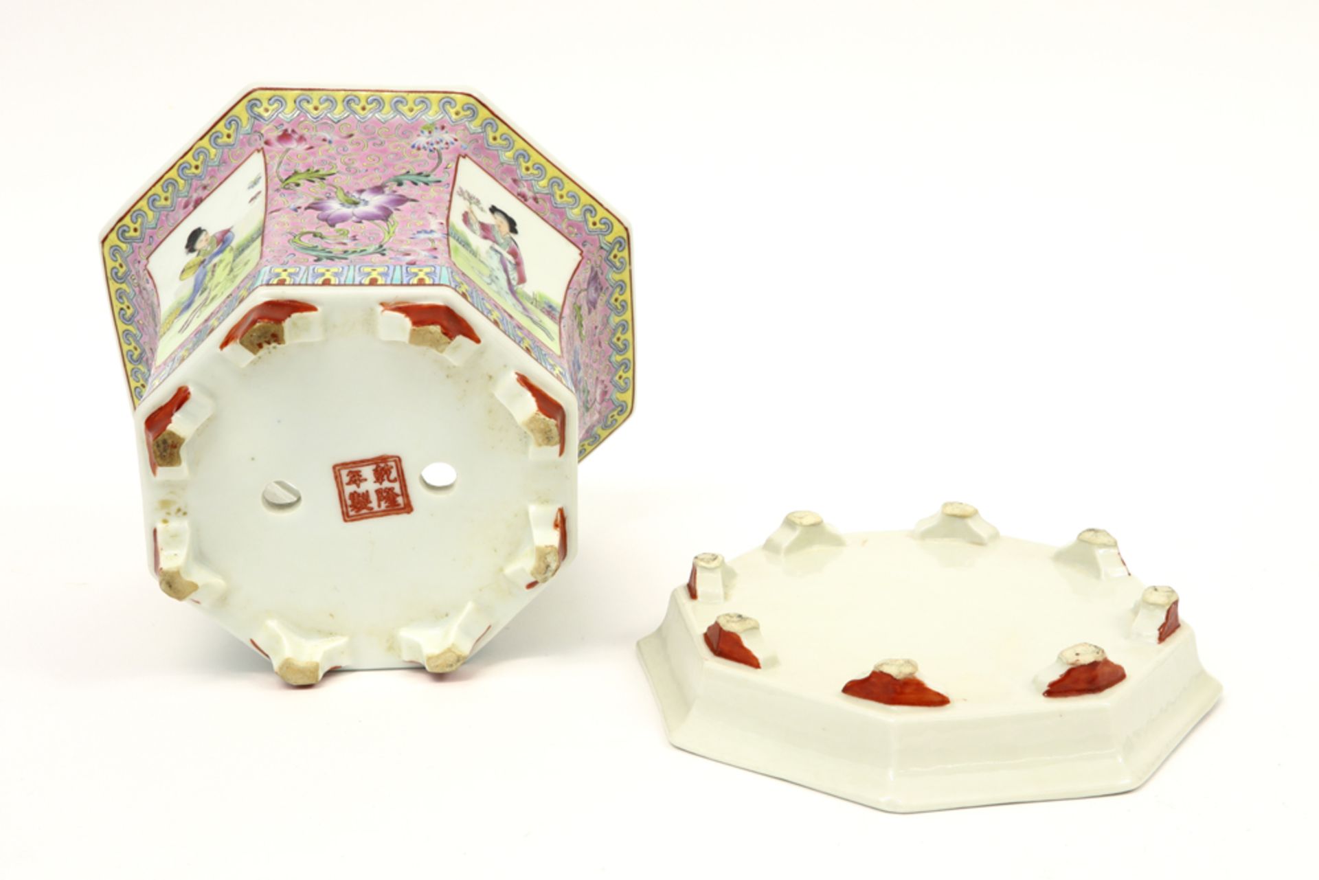 octogonal Chinese jardinier with its dish in marked porcelain with 'Famille Rose' decor with court - Image 6 of 7