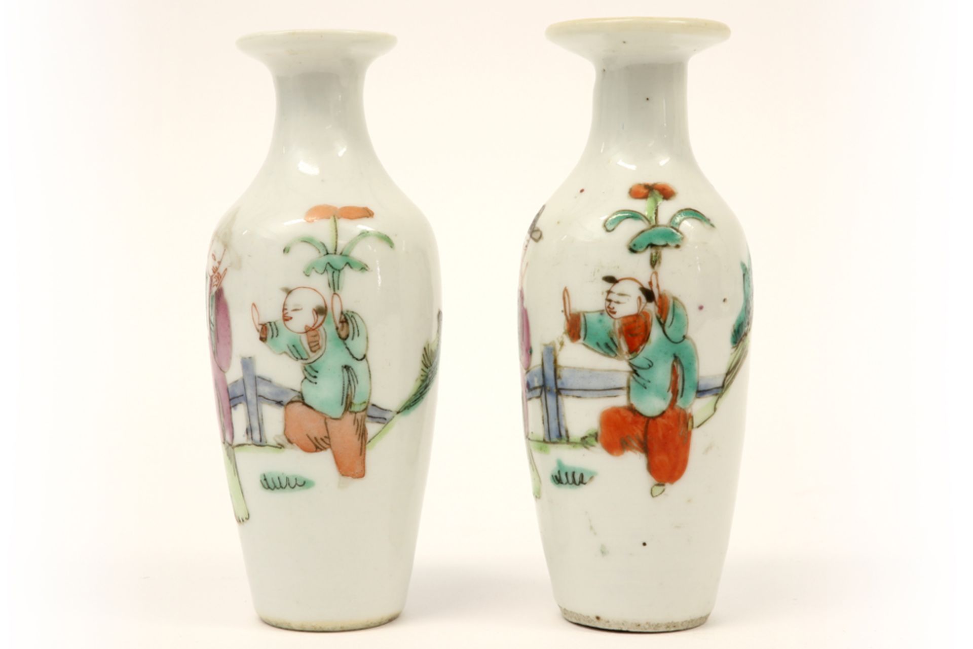 pair of Chinese miniature vases in porcelain with polychrome decor with man and fool || Paar Chinese - Image 2 of 4