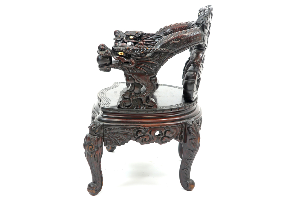 antique Chinese armchair in richly sculpted wood with a decor of dragons with inlaid eyes || Antieke - Bild 3 aus 4