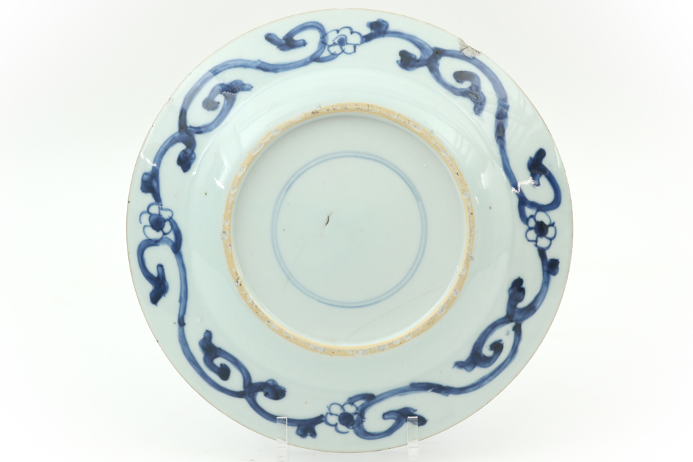 antique Chinese plate in porcelain with a blue-white Wanli style garden decor with a bird || - Image 2 of 2