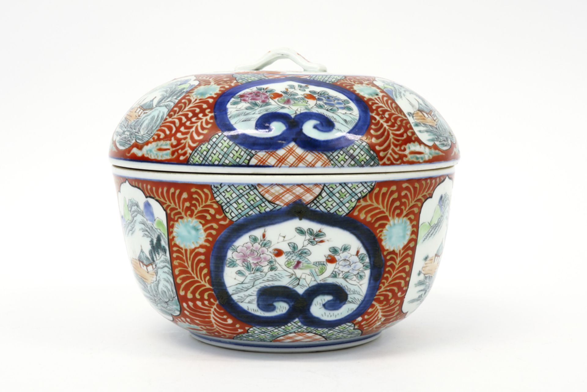 19th Cent. Japanese lidded tureen in porcelain with Imari decor || Negentiende eeuwse Japanse - Image 2 of 5