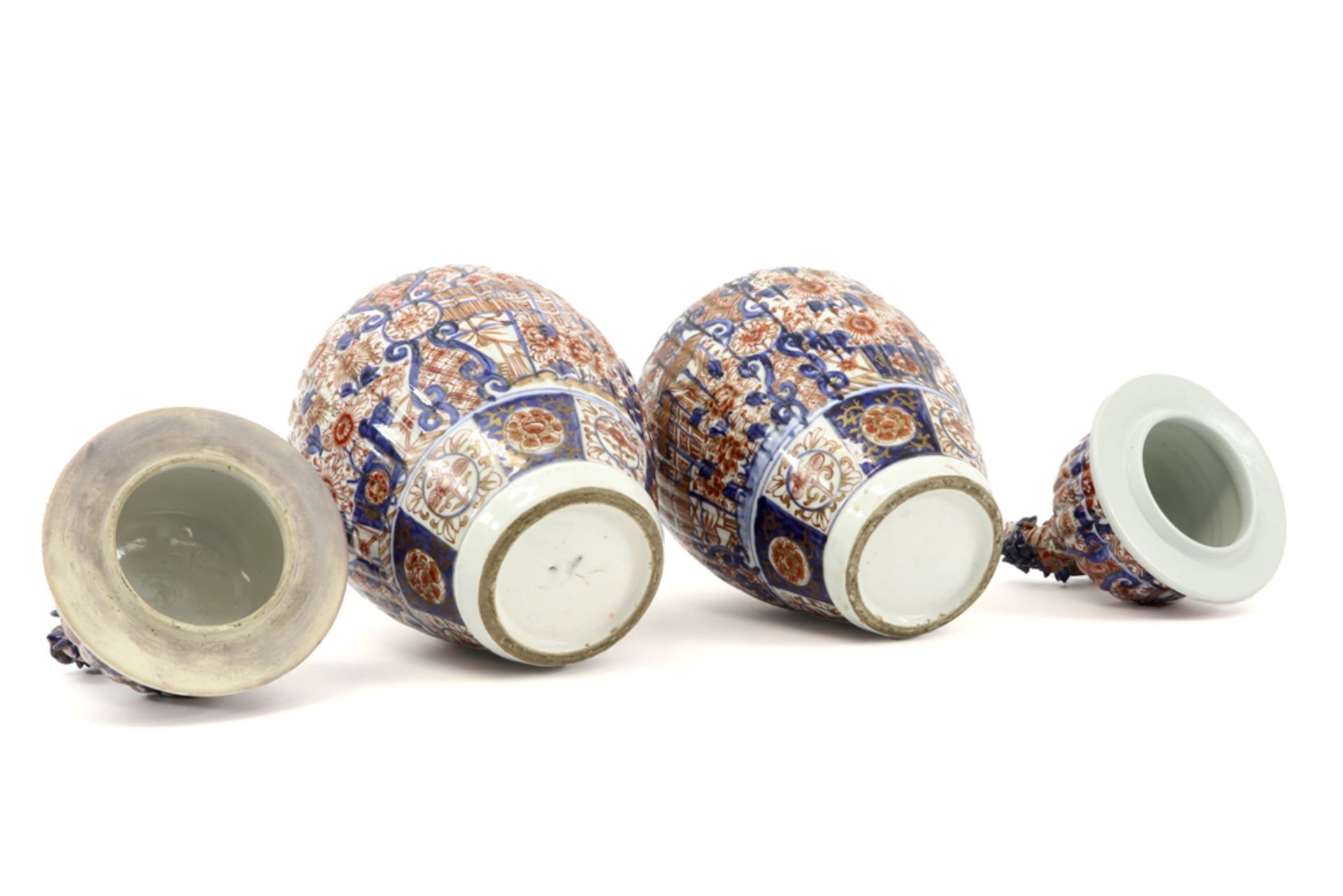 pair of antique Japanese lidded vases in porcelain with Imari decor || Paar antieke Japanse - Image 4 of 4