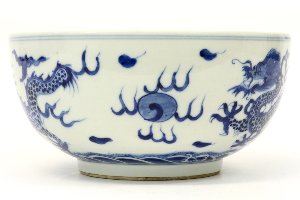 Chinese bowl in marked porcelain with a blue-white decor with dragons || Chinese bowl in gemerkt - Bild 2 aus 6