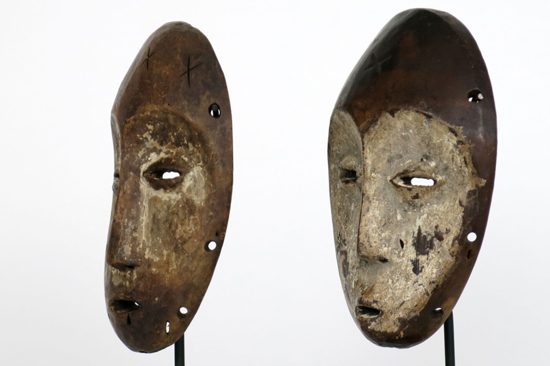 two African Congolese 'Lega' masks in wood with typical shape and features || AFRIKA - KONGO - 1° - Image 3 of 3