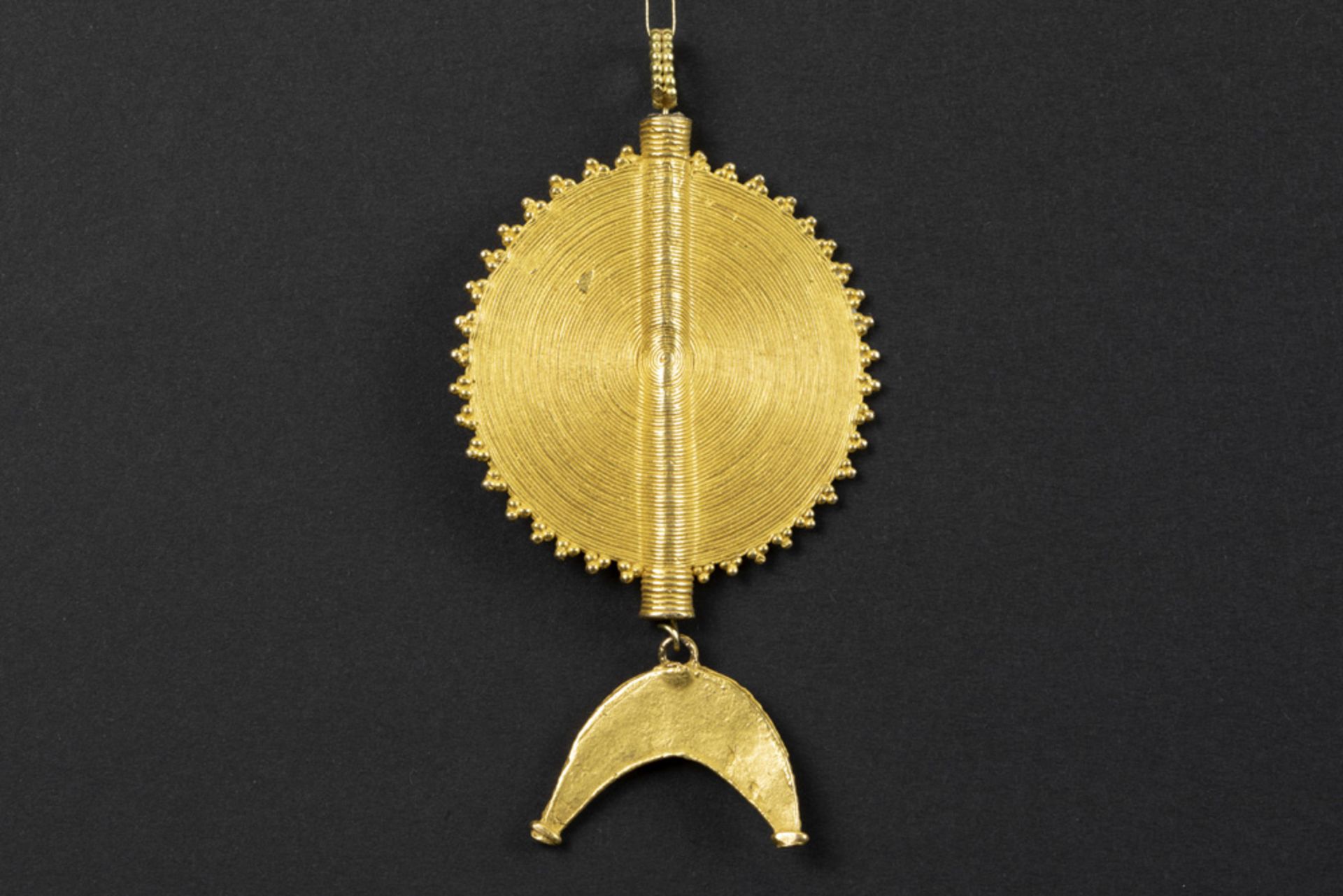Ivory Coast Baule gold pendant with typical design || AFRIKA / IVOORKUST Baule pendatief in geel - Bild 2 aus 2