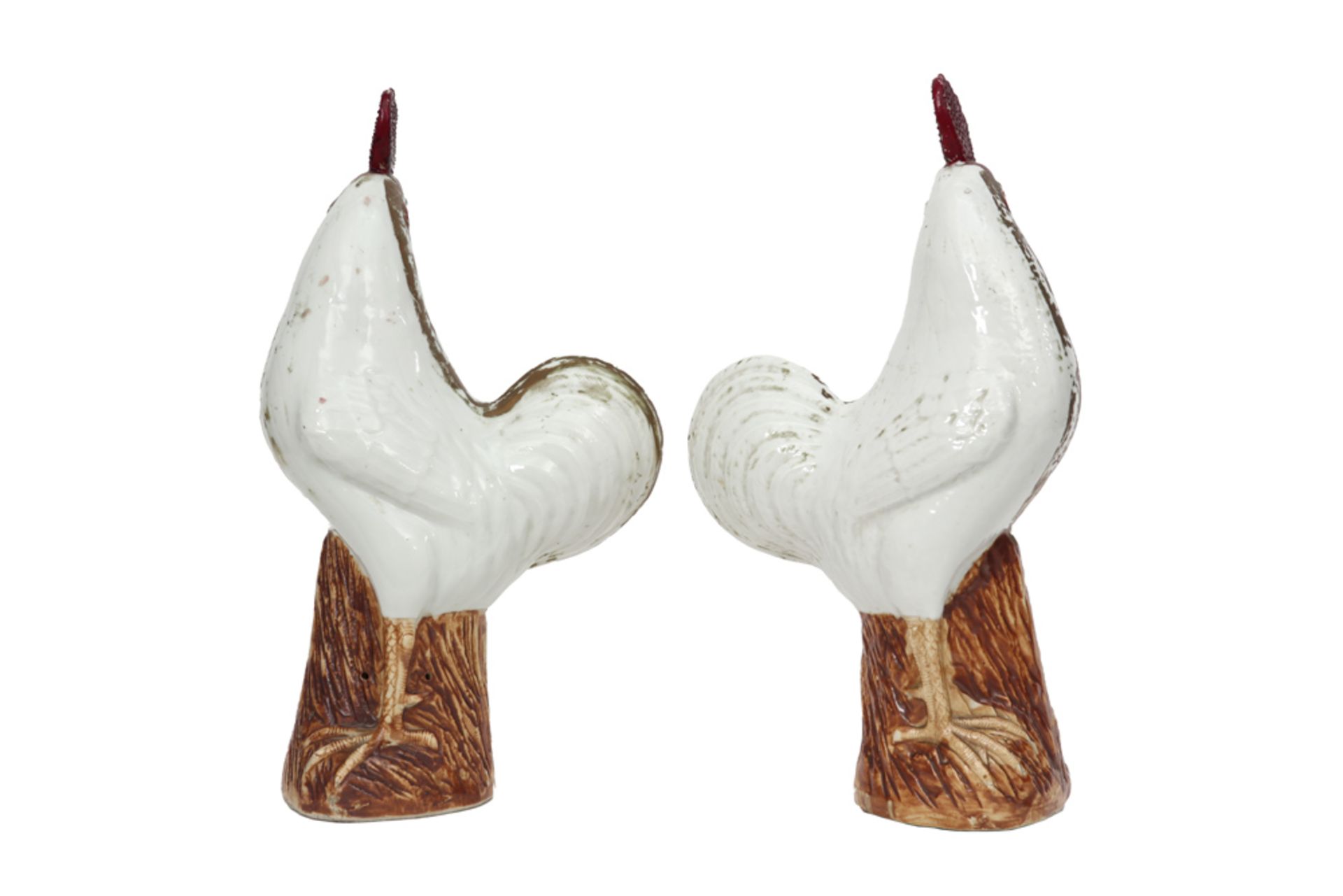 pair of antique Chinese Cockerels in polychromed porcelain || Paar antieke Chinese hanen in - Image 3 of 3