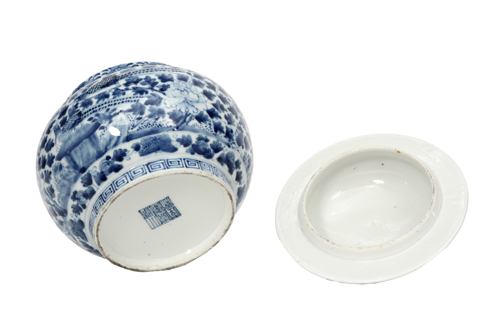 19th Cent. Chinese lidded jar in marked porcelain with a blue-white floral decor || Negentiende - Bild 4 aus 5