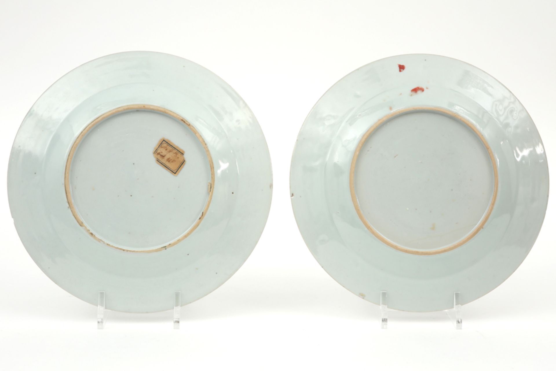 pair of 18th Cent. Chinese plates in porcelain with a 'Famille Rose' flower decor || Paar achttiende - Image 2 of 2