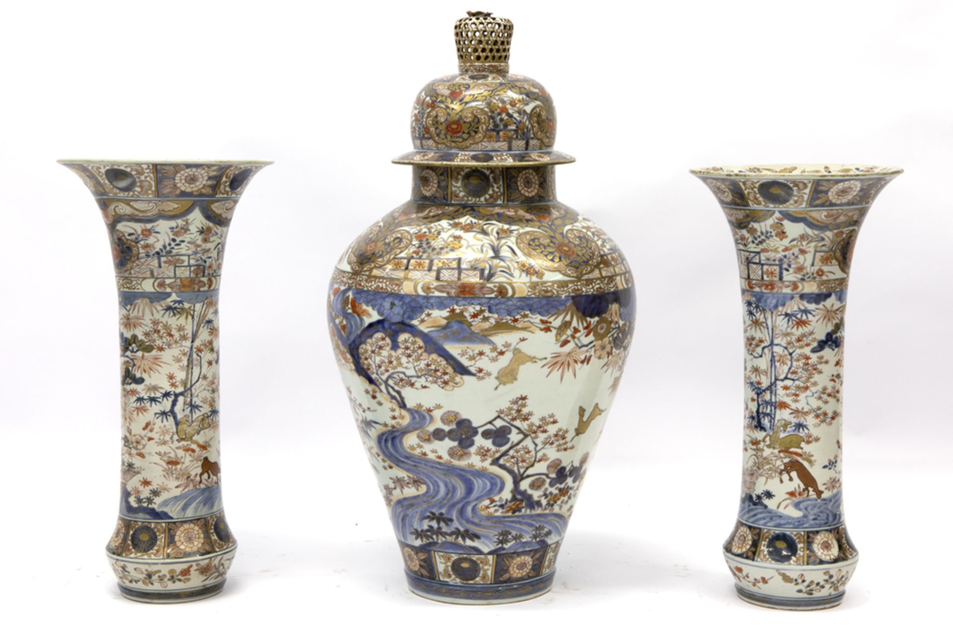 antique imposing 3pc garniture in porcelain with a fine Imari decor : a pair of vases and a vase - Bild 2 aus 5