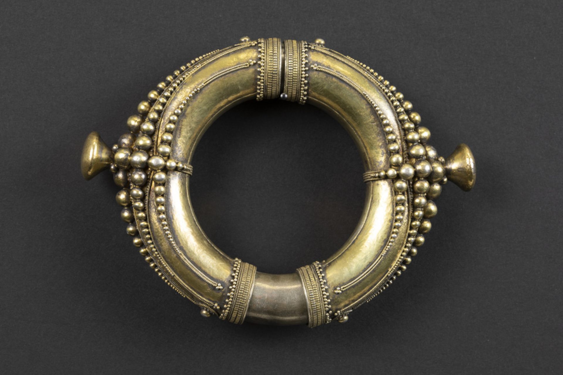 rare and antique Indonesian Sumatra bangle from the Batak with typical design in gilded silver - - Bild 2 aus 2