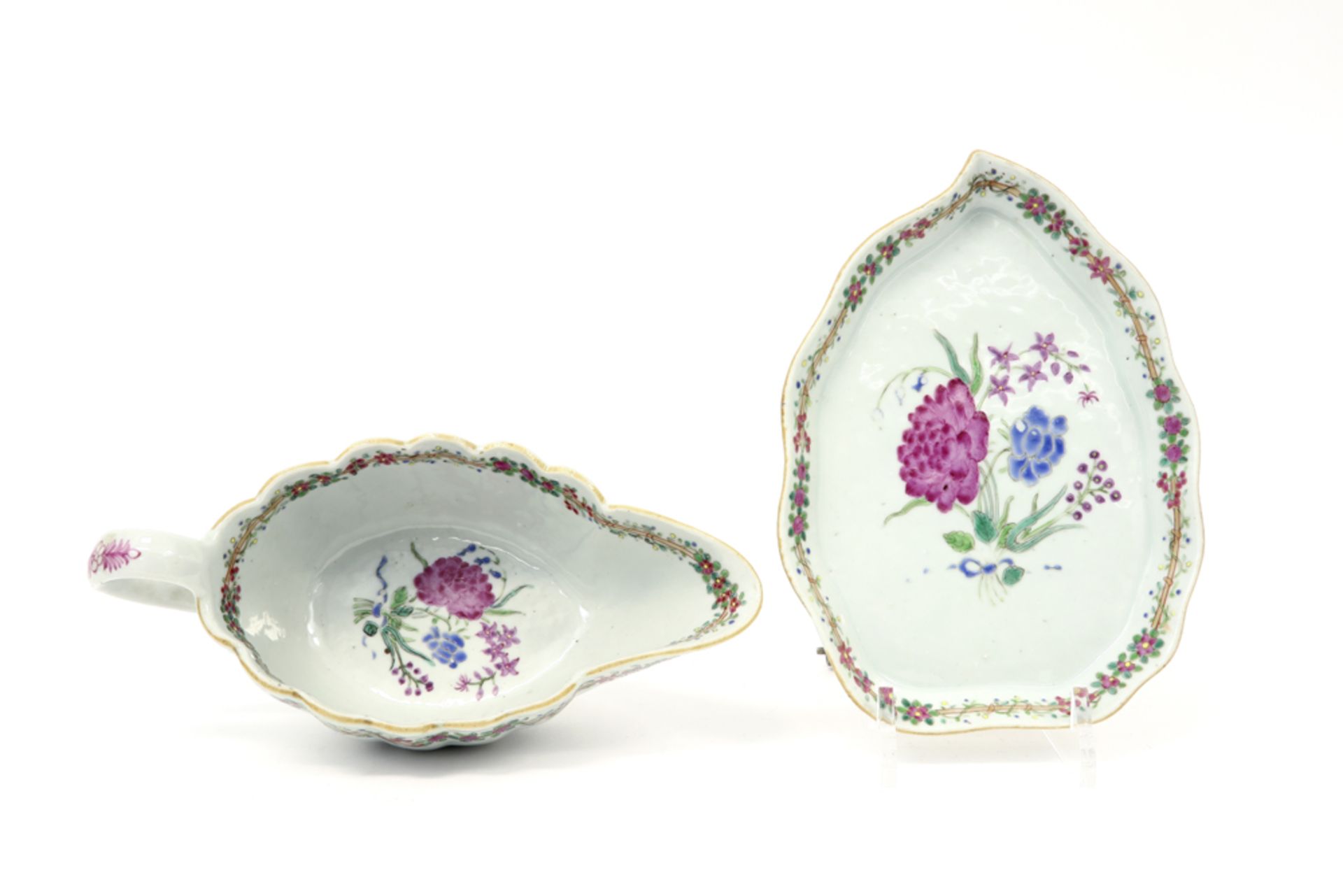 18th Cent. Chinese sauce boat with its matching dish in porcelain with 'Famille Rose' decor || - Image 3 of 4