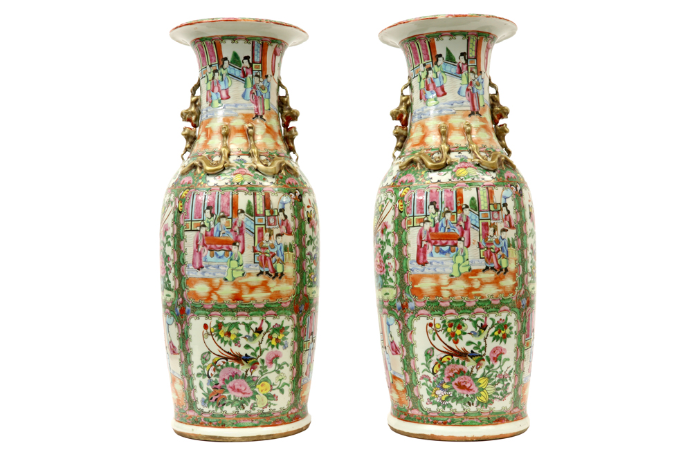 pair of quite big 19th Cent. Chinese vases in porcelain with a typical Cantonese decor || Paar