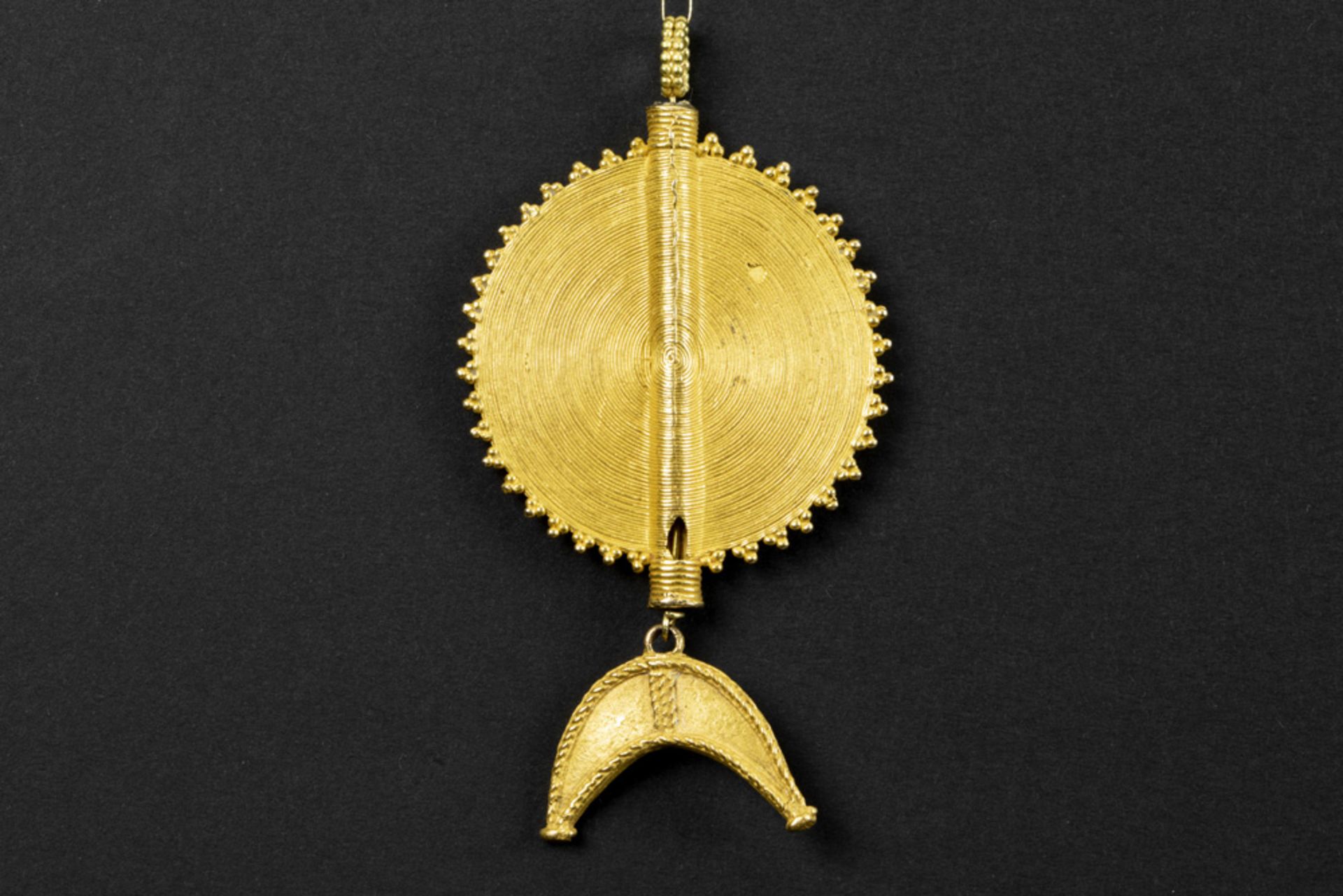Ivory Coast Baule gold pendant with typical design || AFRIKA / IVOORKUST Baule pendatief in geel