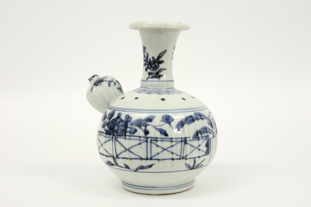 Chinese kendi in porcelain with a blue-white decor || Chinese zgn "kendi" met typische vorm in - Bild 2 aus 6
