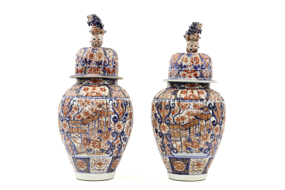 pair of antique Japanese lidded vases in porcelain with Imari decor || Paar antieke Japanse - Image 2 of 4
