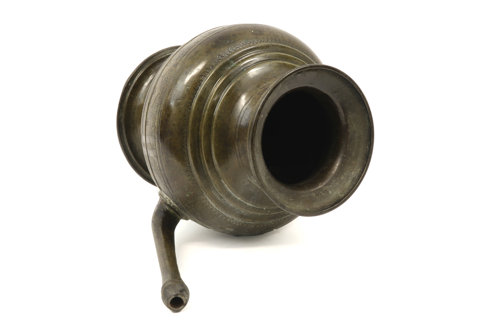 19th/20th Cent. Sri Lankan bronze pitcher with spout || SRI LANKA - 19°/20° EEUW bronzen kan met - Image 2 of 4