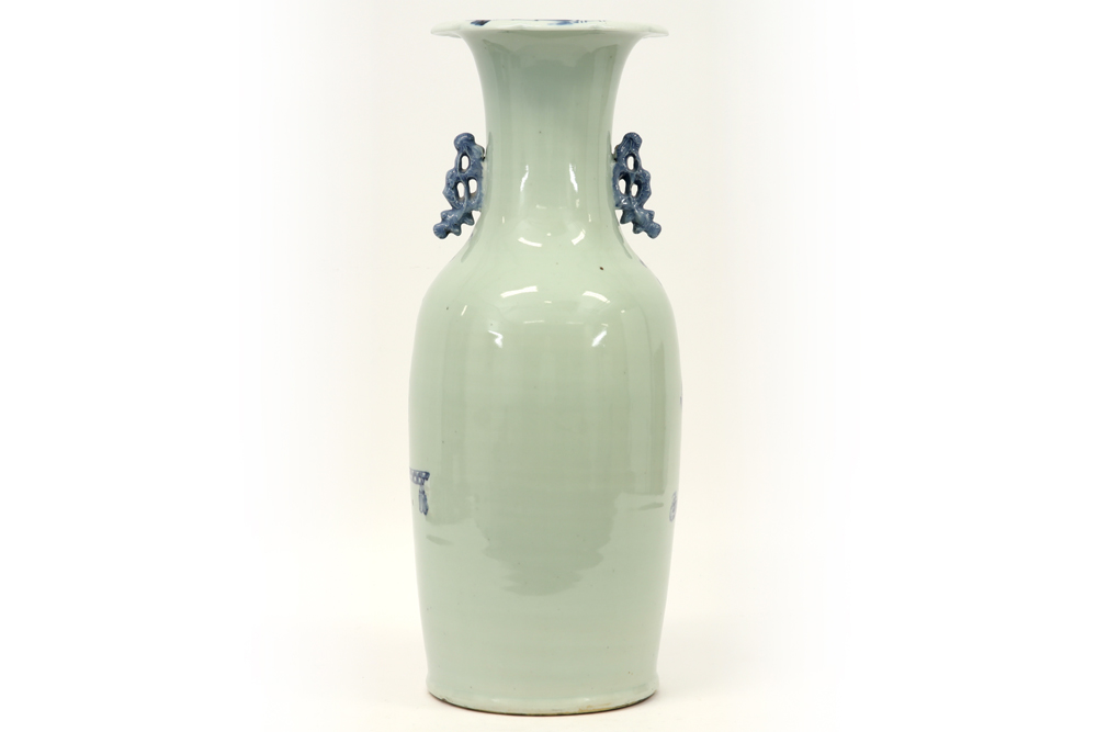 antique Chinese vase in porcelain with a blue-white decor with flowers and vases || Antieke - Image 3 of 5