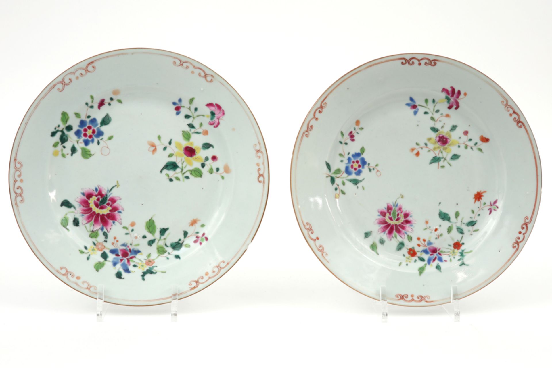 pair of 18th Cent. Chinese plates in porcelain with a 'Famille Rose' flower decor || Paar achttiende
