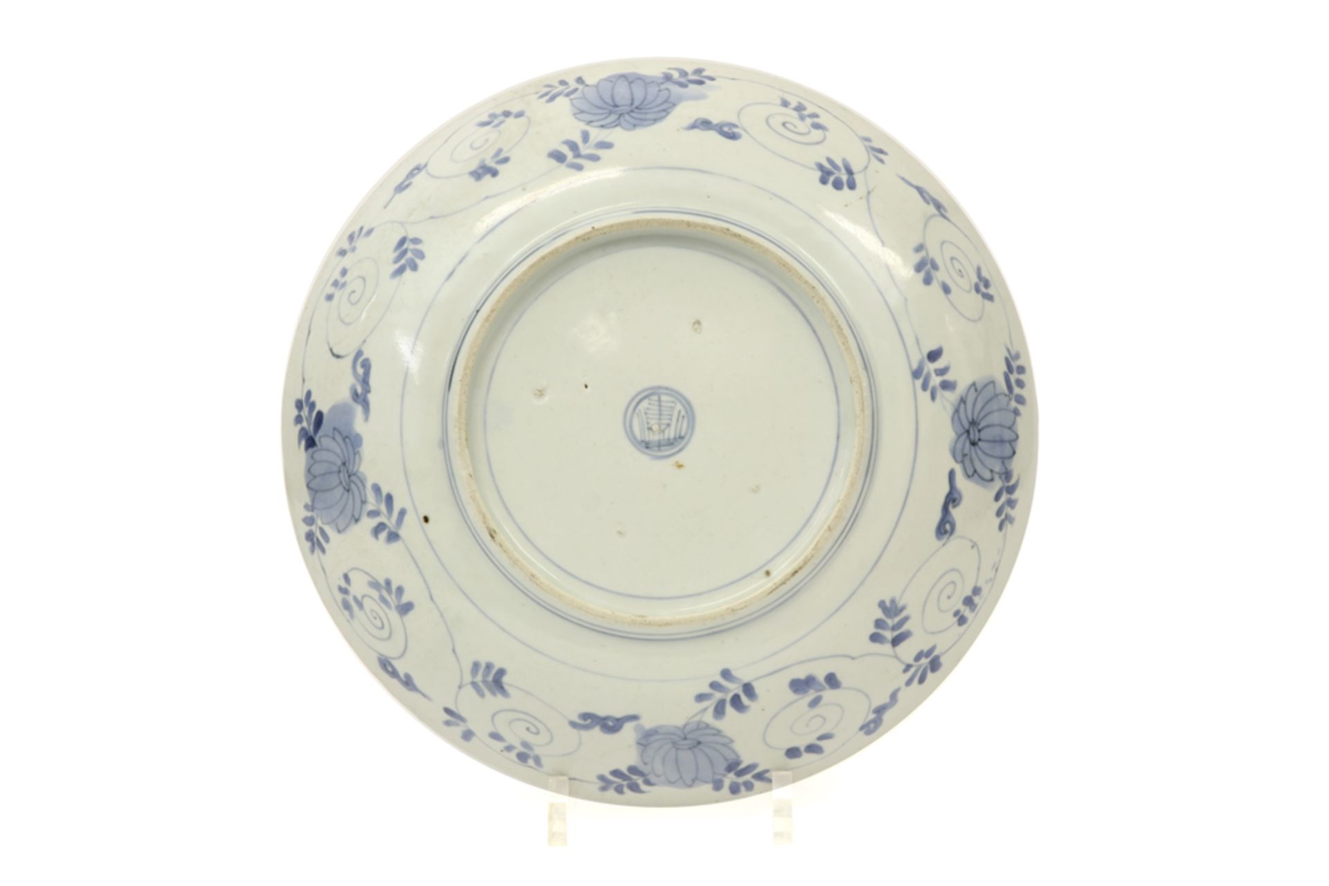 18th Cent. Chinese dish in marked porcelain with a blue-white vegetal decor || Achttiende eeuwse - Bild 2 aus 2