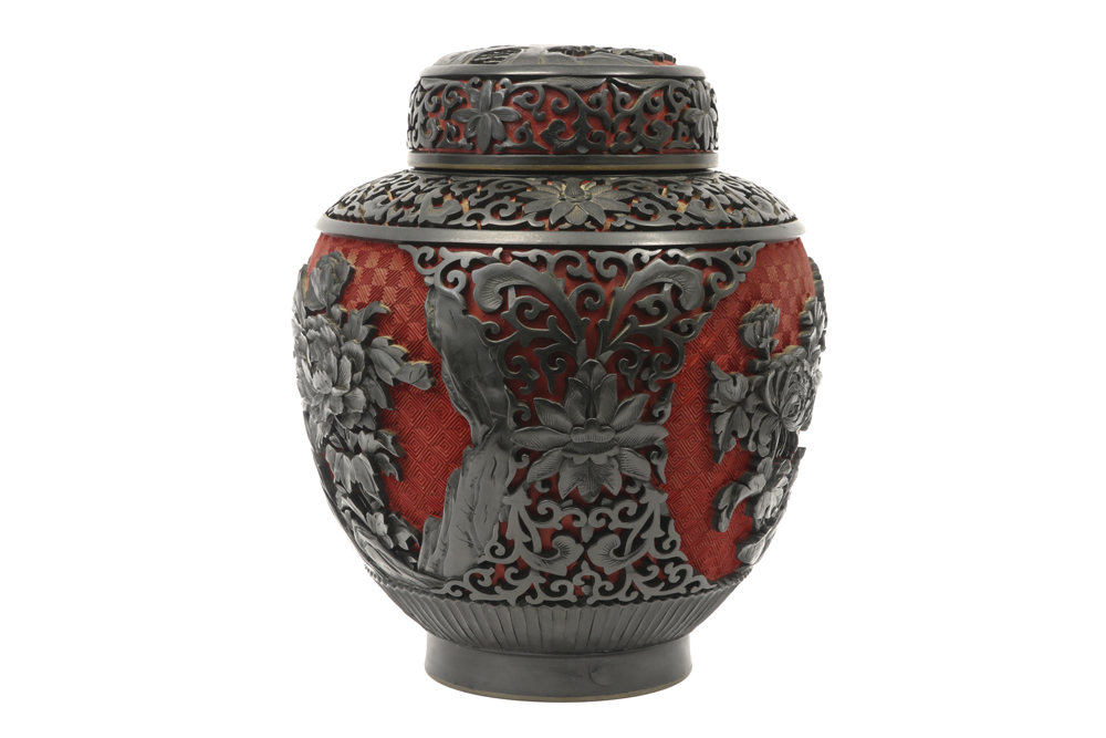 Chinese lidded gingerpot in lacquerware with a sculpted flower decor || Gedekselde Chinese gemberpot - Bild 2 aus 4