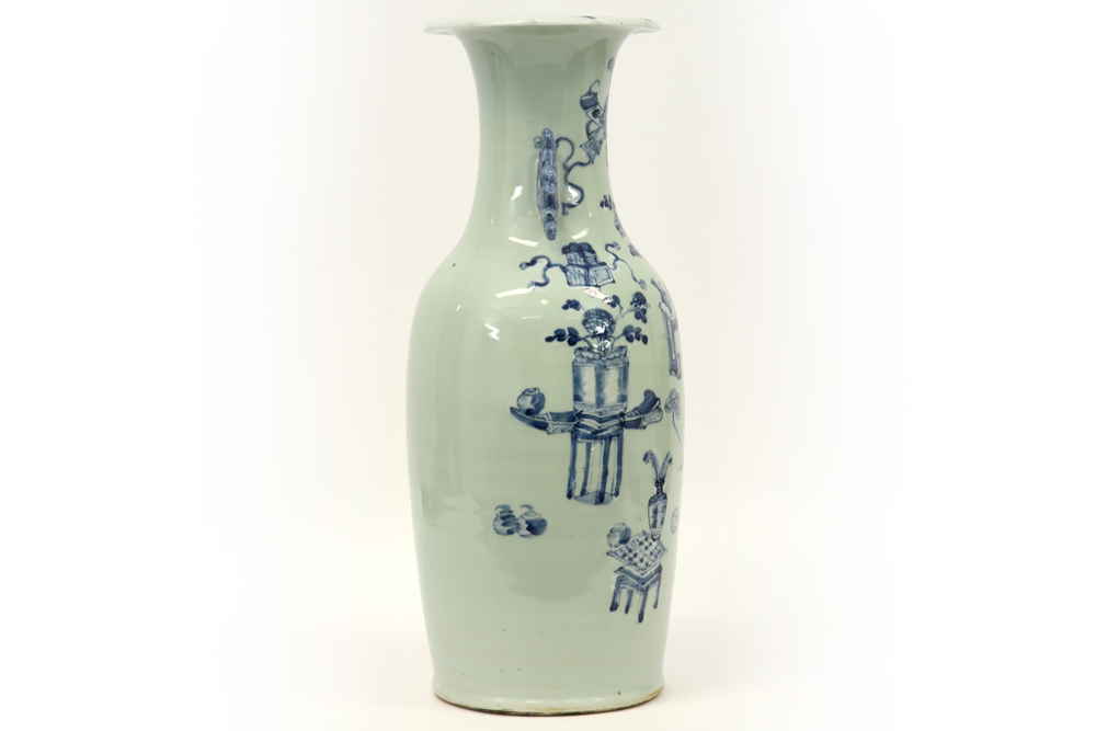 antique Chinese vase in porcelain with a blue-white decor with flowers and vases || Antieke - Image 2 of 5