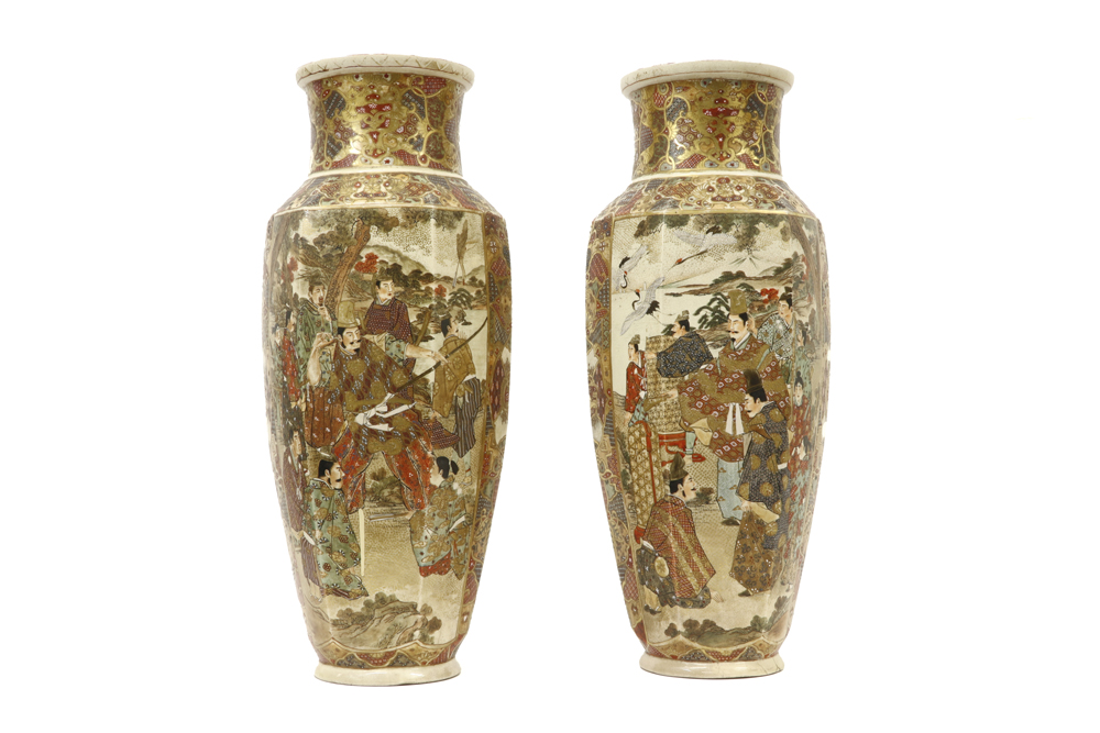 pair of antique Japanese Satsuma vases with a rich decor with seven ladies || Paar antieke Japanse - Image 2 of 5