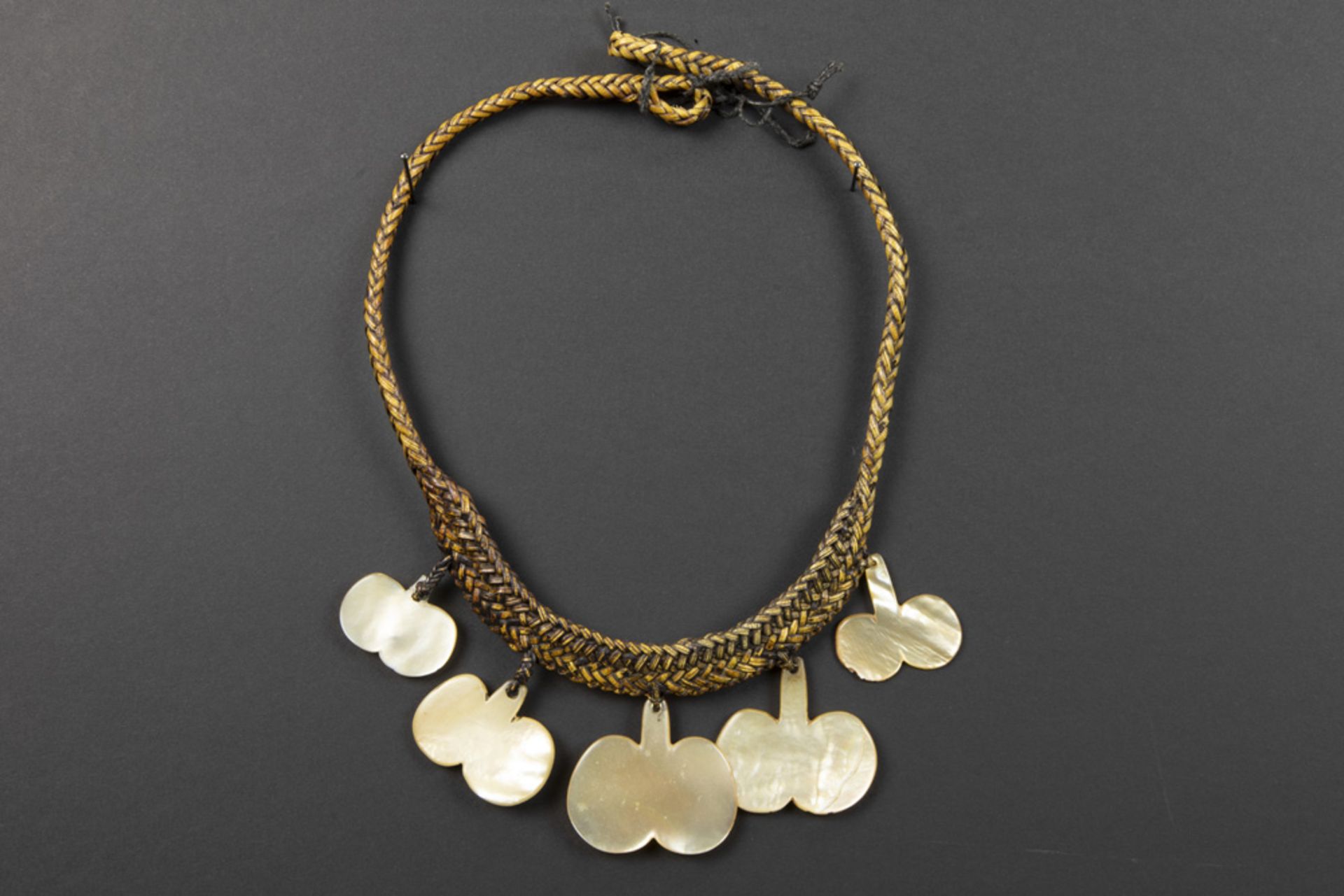 Philippines Ifugao necklace with five pendants in mother of pearl || FILIPIJNEN - ca 1950 - Bild 2 aus 2