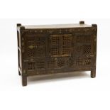 antique oriental cupboard in wood with brass mountings and with one door || Antiek Oosters meubel in