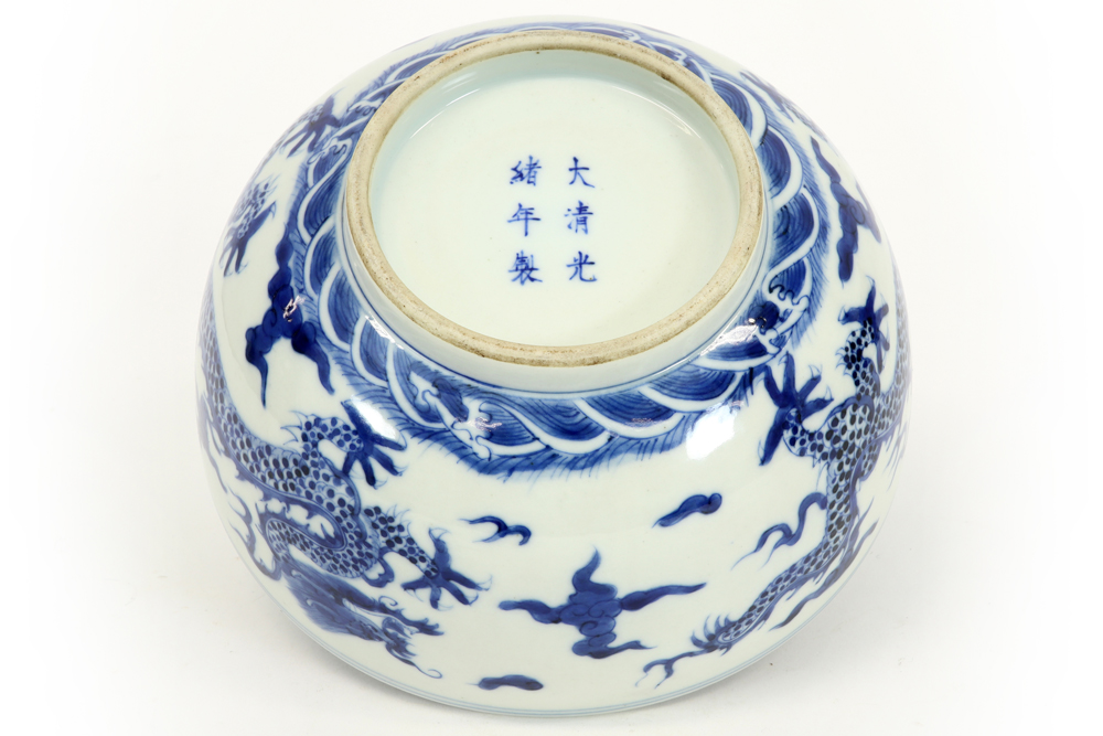 Chinese bowl in marked porcelain with a blue-white decor with dragons || Chinese bowl in gemerkt - Bild 5 aus 6