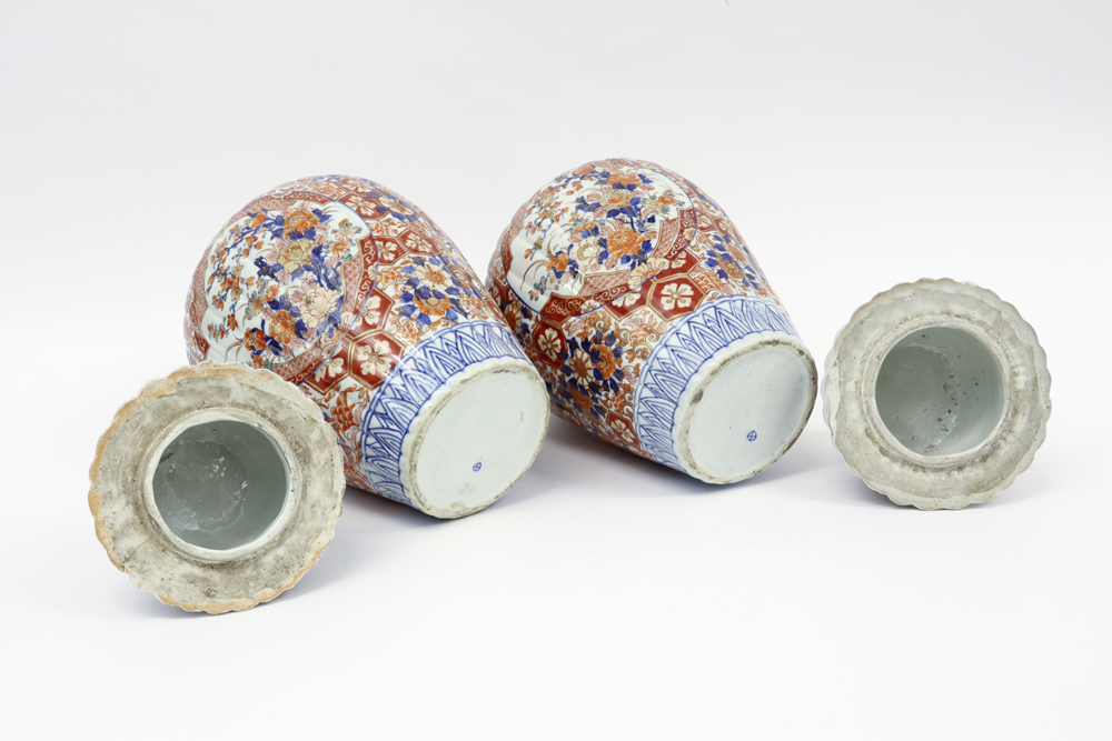 pair of 19th Cent. lidded vases in porcelain with an Imari decor || Paar negentiende eeuwse - Image 4 of 5