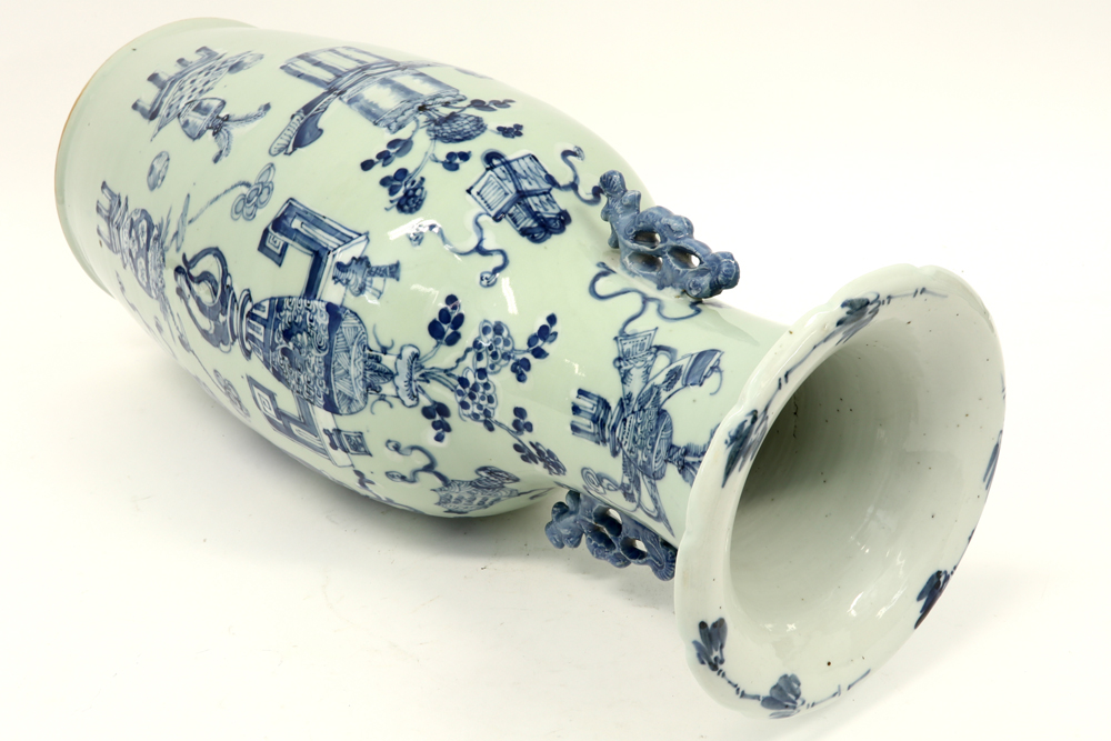 antique Chinese vase in porcelain with a blue-white decor with flowers and vases || Antieke - Image 4 of 5