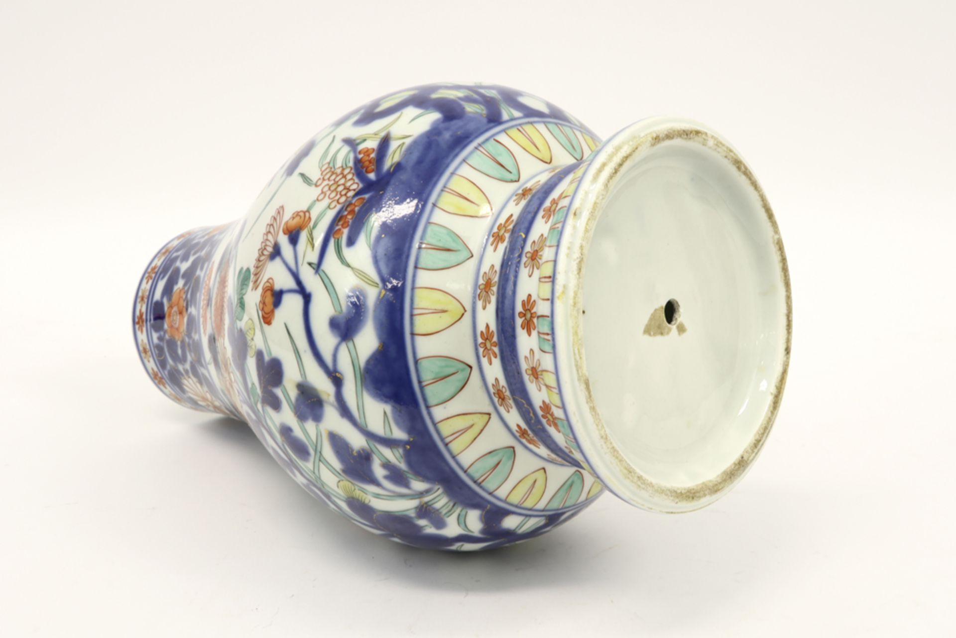 Chinese "Hue" vase in porcelain with a polychrome flower decor || Chinese "Hue" vaas in porselein - Image 4 of 4