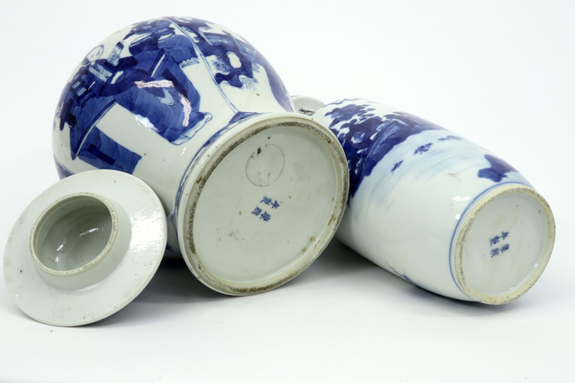 two antique Chinese damaged items in marked porcelain with a blue-white decor : a vase with cover - Image 4 of 4