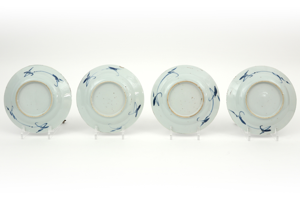 series of four small 18th Cent. Chinese plates in porcelain with a blue-white decor || Reeks van - Bild 2 aus 2