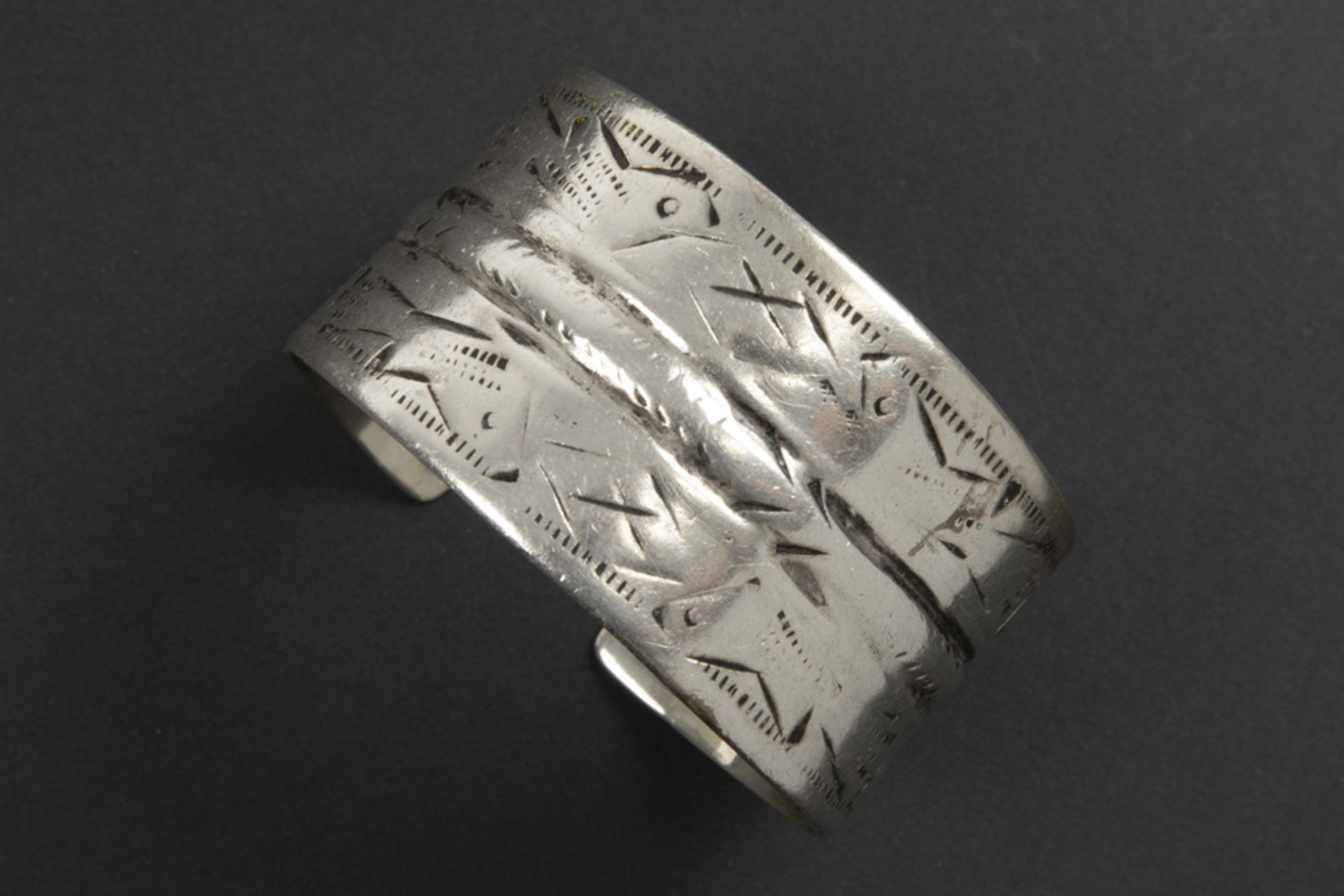 old ethnic bracelet from Tunesia in silver with engraved motifs || Oude etnische bracelet uit