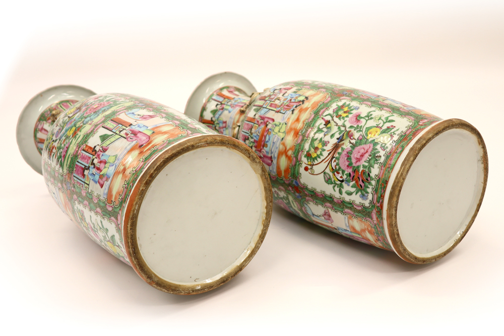 pair of quite big 19th Cent. Chinese vases in porcelain with a typical Cantonese decor || Paar - Image 4 of 4
