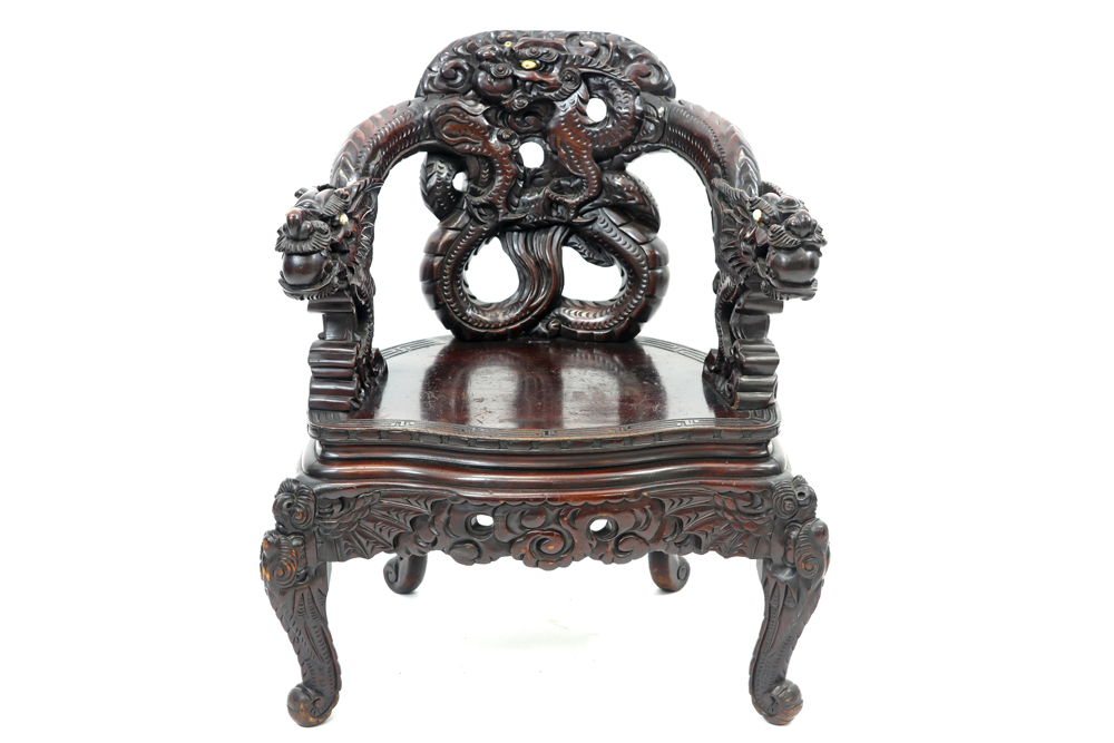 antique Chinese armchair in richly sculpted wood with a decor of dragons with inlaid eyes || Antieke