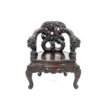 antique Chinese armchair in richly sculpted wood with a decor of dragons with inlaid eyes || Antieke