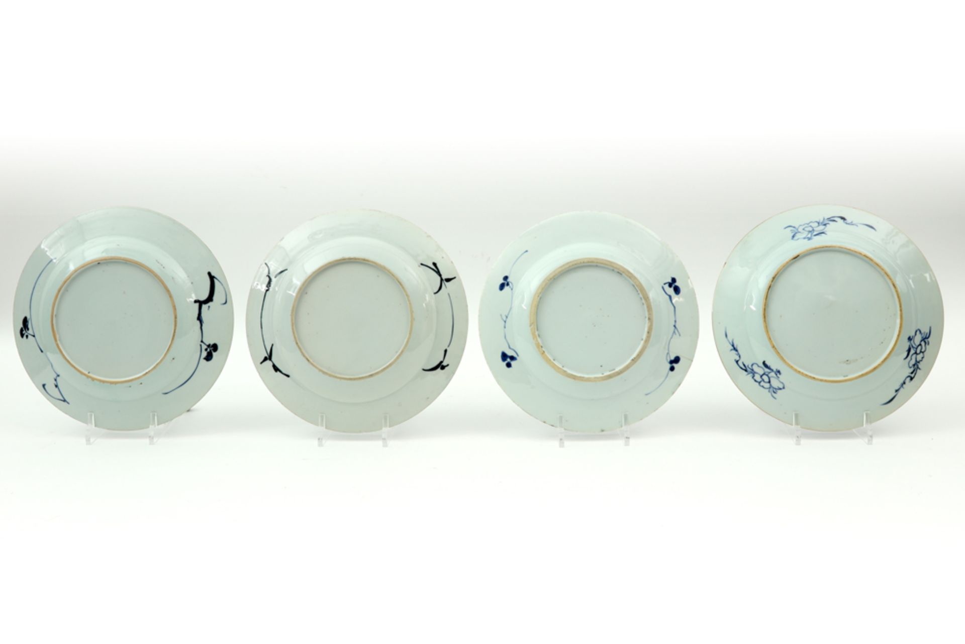 four 18th Cent. Chinese plates in porcelain with a blue-white decor || Lot van vier achttiende - Bild 2 aus 2