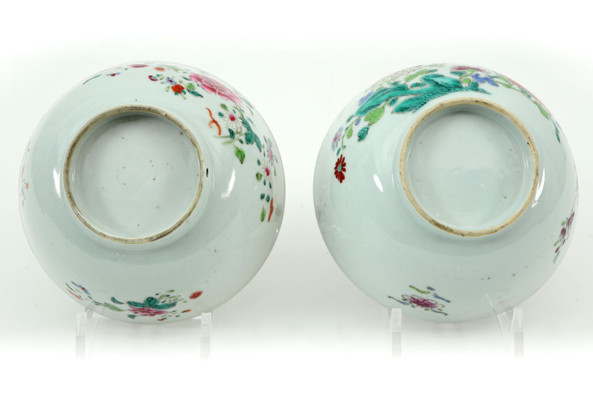 pair of 18th Cent. Chinese bowls in porcelain with a 'Famille Rose' flower decor || Paar - Bild 3 aus 3